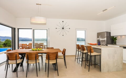 Jakša: Kamer, Meubilair, Eetkamer, Eigendom, Interieur Ontwerp, Gebouw, Verdieping, Plafond, Tafel, Onroerend Goed