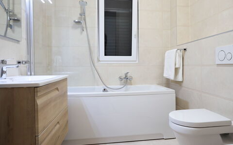 Jakša: Badkamer, Kamer, Eigendom, Kraan, Loodgieterswerkinrichting, Muur, Tegel, Interieur Ontwerp, Verdieping, Badkamer Accessoire