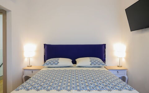 Jakša: Slaapkamer, Bed, Kamer, Meubilair, Laken, Eigendom, Bed Frame, Bedding, Interieur Ontwerp, Matras