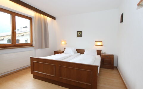 Fügen 336: Meubilair, Kamer, Slaapkamer, Bed, Eigendom, Verdieping, Interieur Ontwerp, Bed Frame, Laken, Houten Vloer