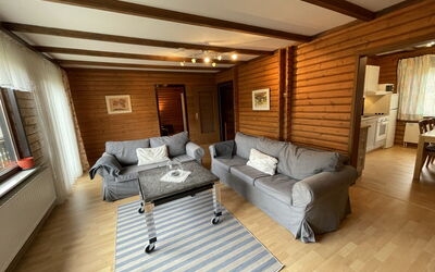 Ferienpark Himmelberg 200.2: Meubilair, Comfort, Bankstel, Hout, Tafel, Interieur Ontwerp, Verdieping, Woonkamer, Flooring, Hardwood
