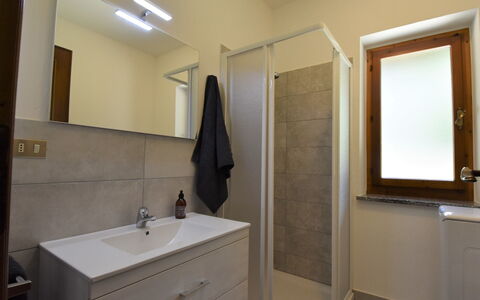Fenis 300: Badkamer, Kamer, Badkamerkast, Eigendom, Badkamer Accessoire, Wastafel, Loodgieterswerkinrichting, Wastafel In De Badkamer, Kraan, Muur