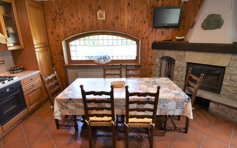 Fenis 300: Kamer, Eigendom, Meubilair, Verdieping, Interieur Ontwerp, Gebouw, Hardwood, Tafel, Onroerend Goed, Eetkamer