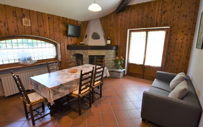 Maison Pro de Solari 300.1: Kamer, Eigendom, Meubilair, Woonkamer, Gebouw, Interieur Ontwerp, Verdieping, Tafel, Onroerend Goed, Huis