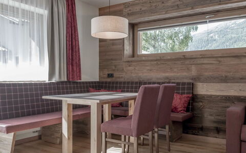 Sölden 751: Kamer, Meubilair, Interieur Ontwerp, Eigendom, Tafel, Eetkamer, Gebouw, Plafond, Verdieping, Huis