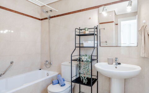 Venecia: Badkamer, Loodgieterswerkinrichting, Interieur Ontwerp, Flooring, Verdieping, Loodgieter, Kraan, Toilet, Wastafel, Spiegel