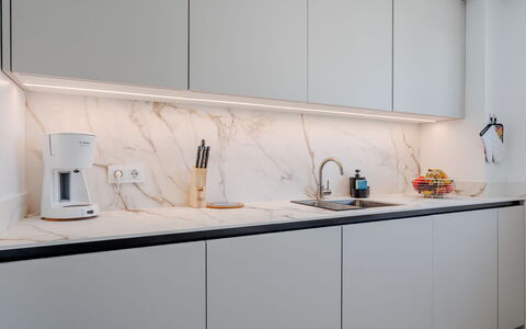 Venecia: Keuken, Countertop, Interieur Ontwerp, Toestel Van De Keuken, Verlichting, Cabinetry, Huishoudapparatuur, Major Appliance, Lichte Inrichting