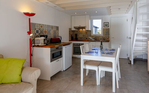 Cabourg Cottage: Meubilair, Interieur Ontwerp, Flooring, Hout, Verdieping, Keuken, Kamer, Plafond, Major Appliance, Appartement