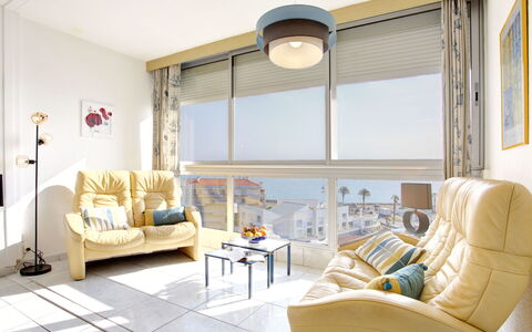 Ibis: Meubilair, Eigendom, Tafel, Bankstel, Comfort, Woonkamer, Interieur Ontwerp, Lamp, Venster, Verdieping
