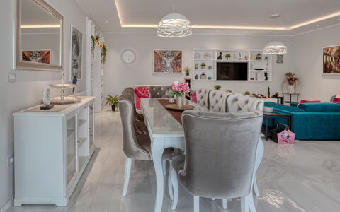 Dream House: Wit, Eigendom, Kamer, Meubilair, Interieur Ontwerp, Verdieping, Roze, Plafond, Gebouw, Eetkamer