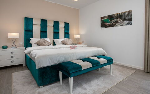 Dream House: Slaapkamer, Meubilair, Kamer, Bed, Interieur Ontwerp, Laken, Bed Frame, Eigendom, Turkoois, Muur