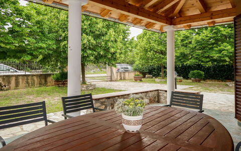 Ana: Hout, Meubilair, Buitenmeubels, Tafel, Plafond, Schaduw, Veranda, Stoel, Paviljoen, Kolom