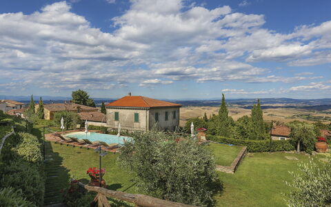 Appartamento Ginepro - Borgo in Chianni: Wolk, Lucht, Fabriek, Gebouw, Venster, Ecoregio, Boom, Natuurlijk Landschap, Land Lot, Huis