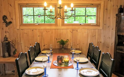 Skafjellstoga: Tafel, Meubilair, Eigendom, Fabriek, Venster, Tableware, Cabinetry, Gebouw, Hout, Verlichting