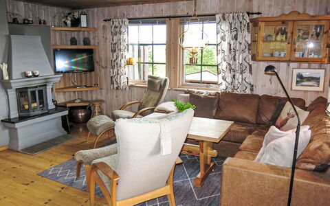 Skafjellstoga: Meubilair, Hout, Bankstel, Interieur Ontwerp, Woonkamer, Venster, Verdieping, Fotolijst, Tafel, Stoel