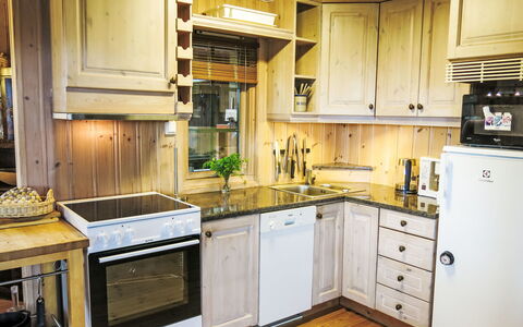 Skafjellstoga: Countertop, Cabinetry, Eigendom, Toestel Van De Keuken, Gebouw, Fornuis, Keuken, Hout, Huishoudapparatuur, Verlichting