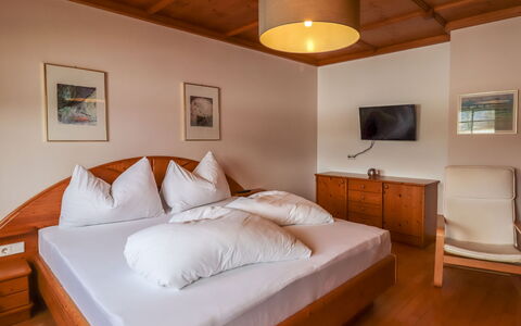 Radstadt 200: Slaapkamer, Bed, Kamer, Meubilair, Eigendom, Bed Frame, Laken, Bedding, Interieur Ontwerp, Matras