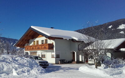 Radstadt 200: Lucht, Sneeuw, Wolk, Eigendom, Venster, Gebouw, Huis, Helling, Berg, Boom