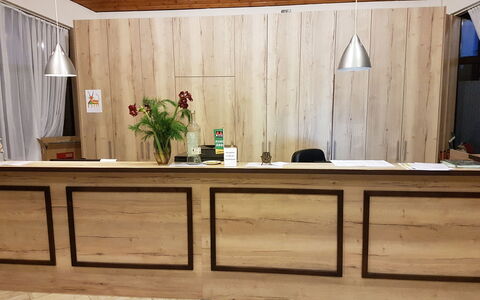 Gerolstein 200: Cabinetry, Meubilair, Countertop, Hout, Kraan, Gebouw, Bloempot, Stellingen, Interieur Ontwerp, Rechthoek