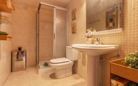 Mas de Clariana: Badkamer, Eigendom, Kamer, Tegel, Interieur Ontwerp, Verdieping, Muur, Onroerend Goed, Architectuur, Gebouw