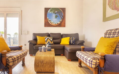 Cap Roig: Woonkamer, Kamer, Meubilair, Geel, Interieur Ontwerp, Eigendom, Verdieping, Bankstel, Tafel, Houten Vloer