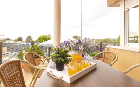 Cap Roig: Interieur Ontwerp, Geel, Kamer, Eigendom, Bloempot, Onroerend Goed, Tafel, Meubilair, Huis, Verdieping