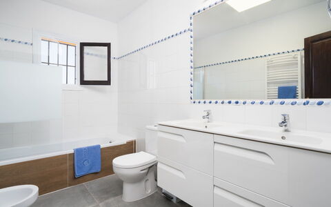 Miramar: Badkamer, Kamer, Eigendom, Interieur Ontwerp, Gebouw, Onroerend Goed, Meubilair, Huis, Architectuur, Verdieping