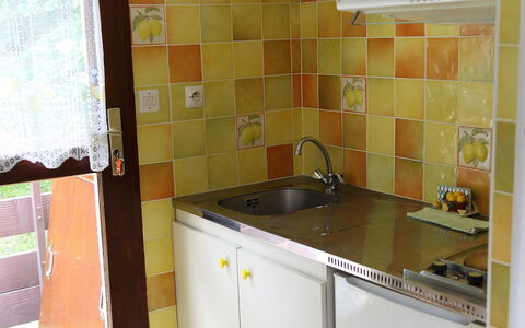 Les Marmottes: Kamer, Eigendom, Keuken, Tegel, Geel, Countertop, Meubilair, Cabinetry, Huis, Verdieping