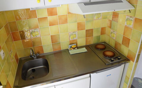 Les Marmottes: Tegel, Kamer, Eigendom, Keuken, Countertop, Wastafel, Geel, Verdieping, Meubilair, Fornuis