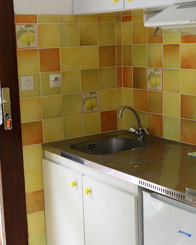 Les Marmottes: Kamer, Eigendom, Keuken, Tegel, Geel, Countertop, Meubilair, Cabinetry, Huis, Verdieping
