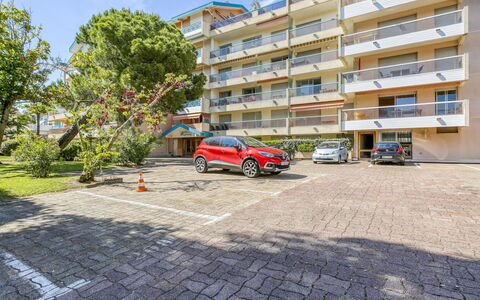 Arcachon 306: Wolk, Lucht, Meubilair, Schaduw, Buitenmeubels, Hout, Tafel, Ligstoel, Klapstoel, Buitentafel