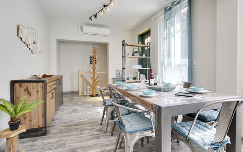 Terre et Mer: Tafel, Meubilair, Eigendom, Fabriek, Wit, Stoel, Hout, Kamerplant, Interieur Ontwerp, Verlichting