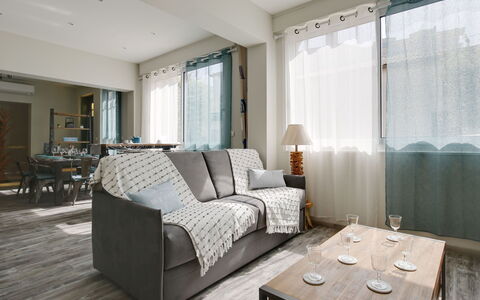 Terre et Mer: Meubilair, Bankstel, Tafel, Eigendom, Comfort, Hout, Stoel, Textiel, Schaduw, Hoofdkussen