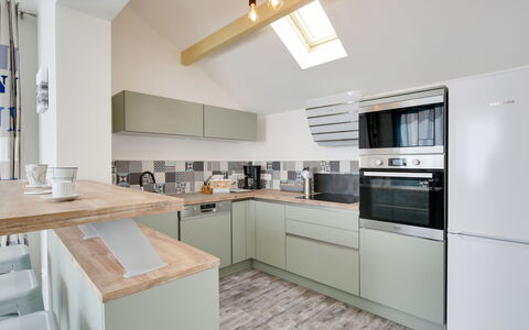 Terre et Mer: Cabinetry, Countertop, Meubilair, Eigendom, Gebouw, Fornuis, Keuken, Toestel Van De Keuken, Hout, Lade
