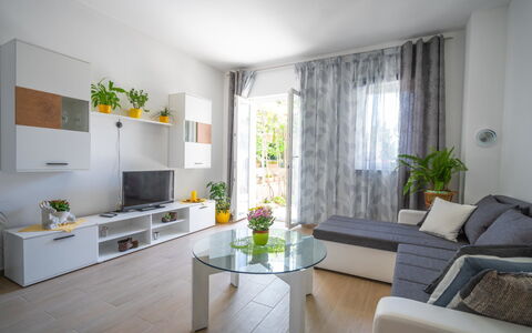 Crikvenica Jadranovo 166: Eigendom, Fabriek, Meubilair, Tafel, Kamerplant, Bankstel, Interieur Ontwerp, Woonkamer, Flooring