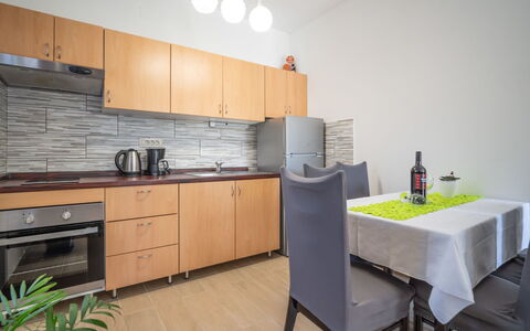 Crikvenica Jadranovo 166: Kraan, Gootsteen, Cabinetry, Wastafel, Eigendom, Meubilair, Countertop, Keuken, Gebouw, Fornuis