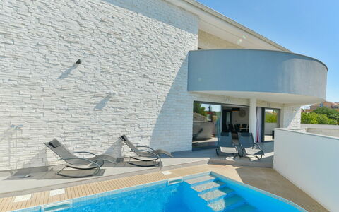 East: Water, Eigendom, Gebouw, Azure, Blauw, Lucht, Schaduw, Buitenmeubels, Huis, Zwembad
