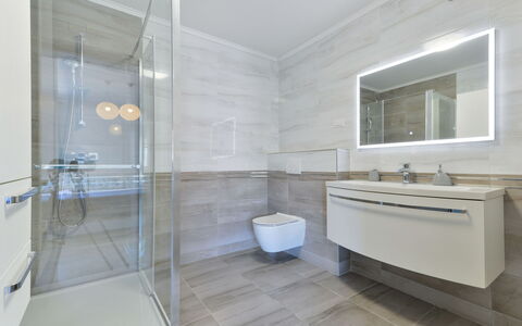 East: Loodgieterswerkinrichting, Venster, Kraan, Badkamer, Gebouw, Deur Van De Douche, Douche, Interieur Ontwerp, Flooring