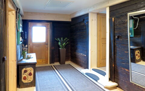 Alm Chalet: Eigendom, Kamer, Gebouw, Huis, Verdieping, Deur, Interieur Ontwerp, Plafond, Huis, Onroerend Goed
