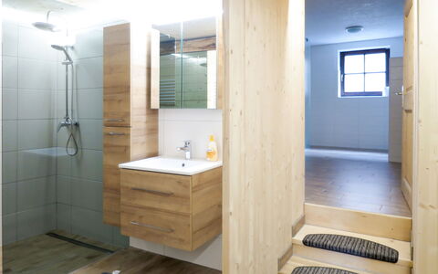 Alm Chalet: Eigendom, Kraan, Loodgieterswerkinrichting, Verlichting, Hout, Interieur Ontwerp, Gebouw, Badkamer, Flooring
