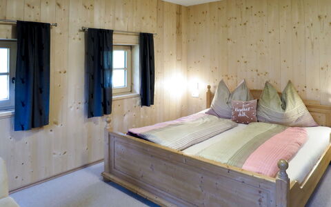 Alm Chalet: Slaapkamer, Meubilair, Bed, Kamer, Eigendom, Matras, Bed Frame, Laken, Interieur Ontwerp, Verdieping