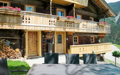 Alm Chalet: Gebouw, Eigendom, Venster, Fabriek, Hout, Boom, Deur, Huis, Wiel, Berg