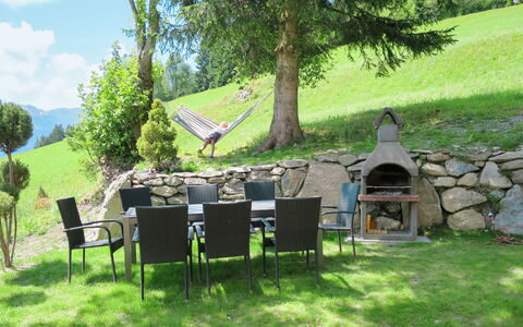 Alm Chalet: Fabriek, Eigendom, Boom, Schaduw, Land Lot, Wolk, Buitenmeubels, Tafel, Lucht, Vrije Tijd