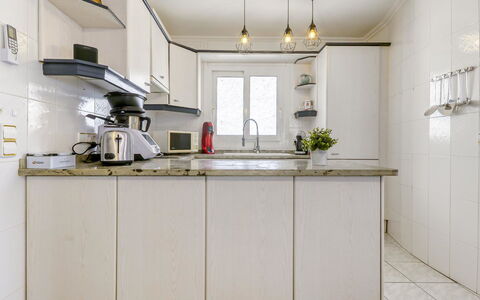 Sunset: Cabinetry, Countertop, Keuken, Venster, Kraan, Hout, Verlichting, Gootsteen, Interieur Ontwerp, Gebouw