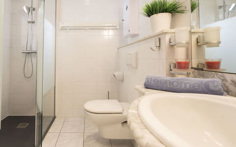Sunset: Badkamer, Eigendom, Kamer, Interieur Ontwerp, Tegel, Verdieping, Loodgieterswerkinrichting, Muur, Architectuur, Kraan