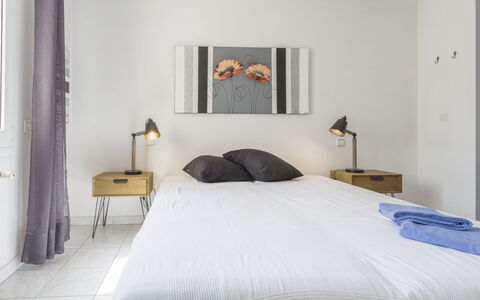 Sunset: Slaapkamer, Bed, Meubilair, Kamer, Eigendom, Laken, Bed Frame, Verdieping, Interieur Ontwerp, Muur
