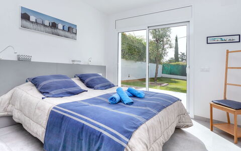 Almendro: Slaapkamer, Bed, Laken, Meubilair, Kamer, Bedding, Eigendom, Blauw, Bed Frame, Matras