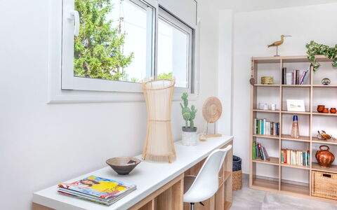 Almendro: Meubilair, Plank, Kamer, Eigendom, Bureau, Interieur Ontwerp, Stellingen, Tafel, Huis, Geel