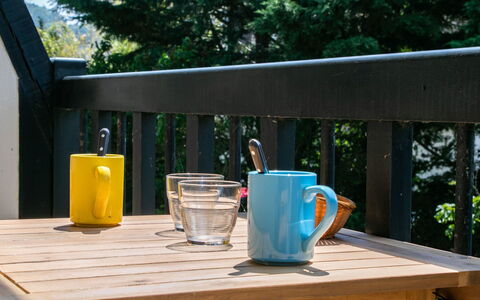 Les Prairies: Tafel, Tableware, Meubilair, Drinkware, Licht, Water, Kop, Boom, Hout, Koffiekop