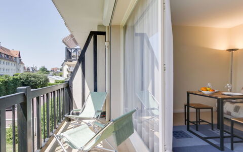 Les Prairies: Gebouw, Tafel, Azure, Hout, Verlichting, Fabriek, Interieur Ontwerp, Venster, Condominium, Schaduw